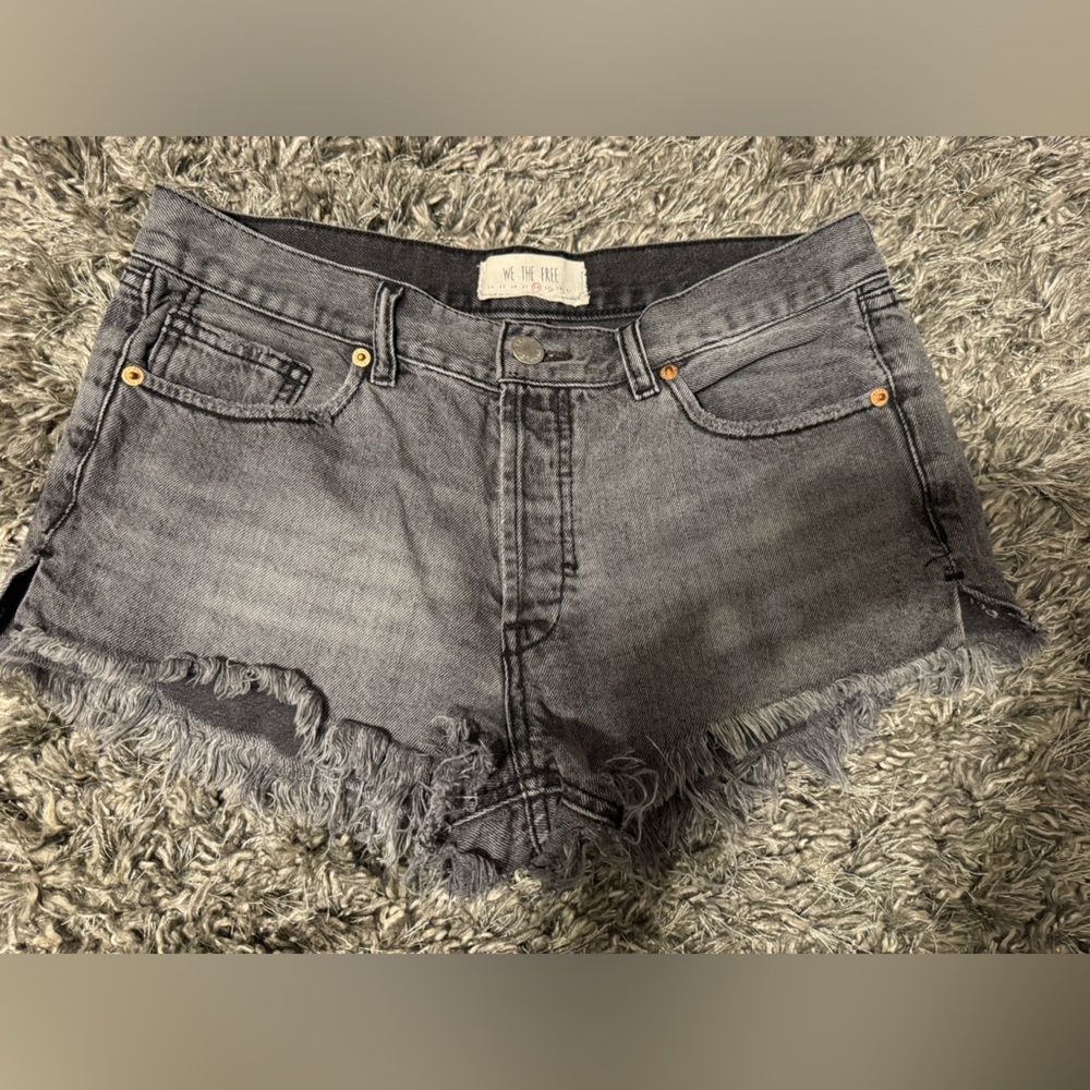 We the free womens 28 cut off jean shorts black/gray wash